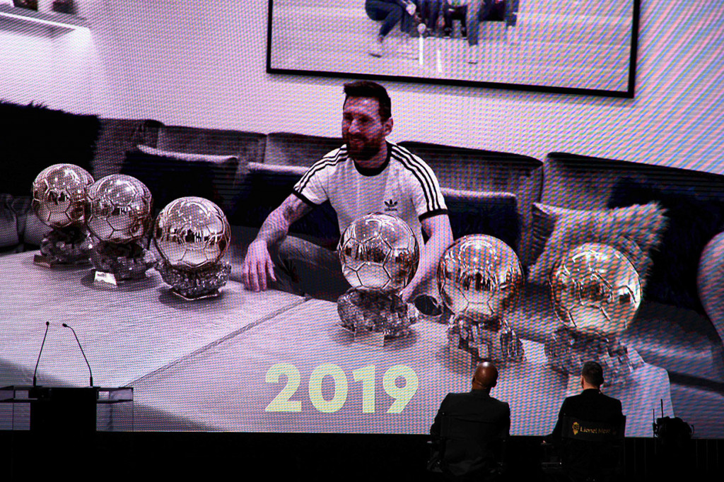 Pemain Barcelona nomor punggung 10 tersebut sebelumnya memenangkan penghargaan pada tahun 2009, 2010, 2011, dan 2012, sebelum mengklaim Ballon d'Or kelimanya pada tahun 2015. Kehormatan terbaru ini datang setelah ia juga mengklaim penghargaan setara FIFA, The Best, pada bulan September.