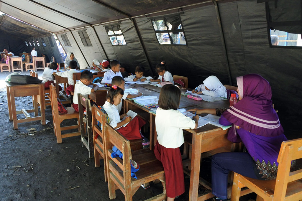 Siswa SDN Jamintoro 3 belajar di tenda di Desa Jamintoro, Sumberbaru, Jember, Jawa Timur, Senin, 2 Desember 2019. 