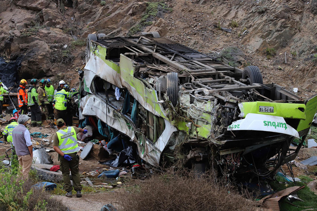 Tim penyelamat berada di lokasi kecelakaan bus yang menewaskan sedikitnya 20 orang dan 21 lainnya luka-luka di Taltal, Antofagasta, Chile, Senin, 02 Desember 2019.