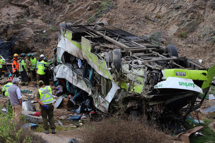 Tim penyelamat berada di lokasi kecelakaan bus yang menewaskan sedikitnya 20 orang dan 21 lainnya luka-luka di Taltal, Antofagasta, Chile, Senin, 02 Desember 2019.