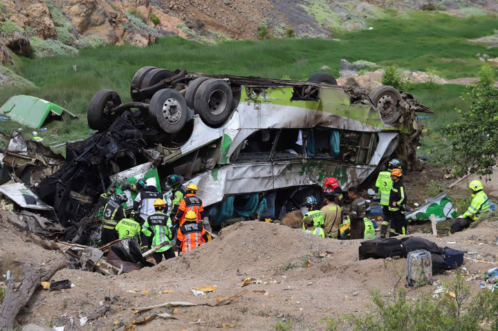 Setidaknya 20 orang tewas setelah bus jarak jauh terjun ke jurang di Taltal, Antofagasta, wilayah utara Chile.