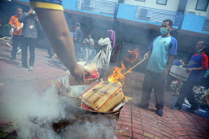 Petugas Bea dan Cukai dan PT Pos Indonesia (Persero) memusnahkan barang sitaan hasil pengawasan terhadap barang kiriman impor di Kantor Bea dan Cukai Yogyakarta, Sleman, DI Yogyakarta, Selasa, 3 Desember 2019. 