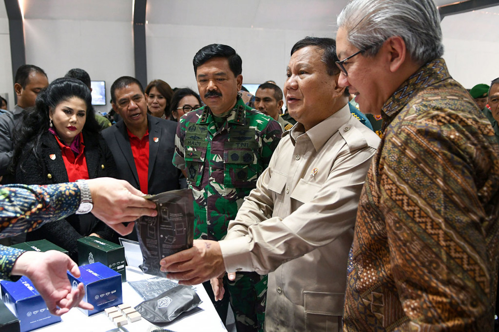 Prabowo mengaku telah mendapatkan tugas dari Presiden Joko Widodo untuk meningkatkan peran industri pertahanan dalam negeri. 