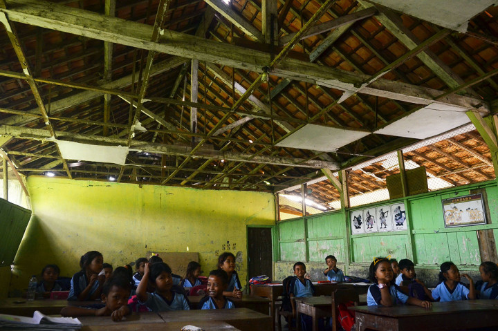 Suasana proses belajar mengajar di dalam kelas yang plafonnya rusak di Sekolah Dasar Negeri (SDN) 3 Pulokulon, Grobogan, Jawa Tengah, Selasa, 3 Desember 2019.