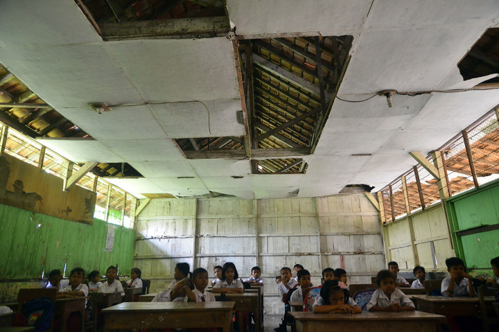 Sejak empat tahun terakhir, tiga dari enam ruang kelas di sekolah tersebut kondisi plafonnya rusak, dinding kayu rapuh, dan beberapa genting bocor, serta tidak ada ruangan untuk guru. Hal itu membuat proses belajar mengajar diliputi rasa was-was.