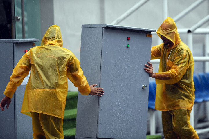 Petugas memindahkan peralatan listrik saat terjadinya badai Kammuri melanda arena SEA Games ke-30 di Stadion RSMC Nino Aquino Manila, Filipina, Selasa, 3 Desember 2019.