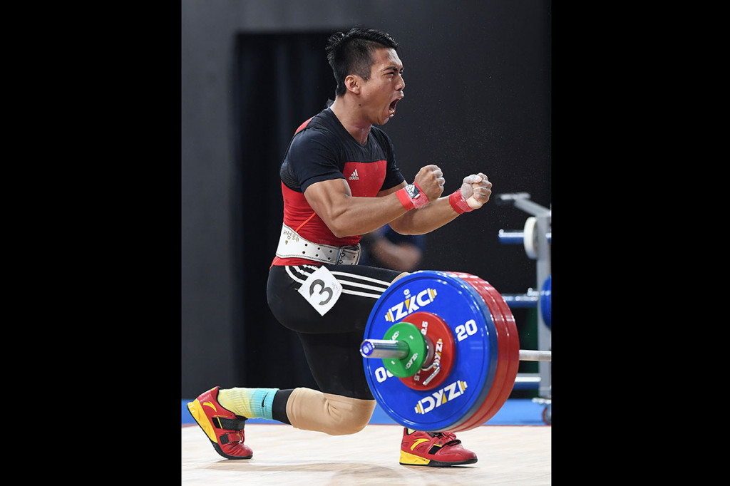 Lifter Indonesia Deni melakukan selebrasi setelah berhasil mengangkat beban dalam pertandingan Angkat Besi 67Kg Putra SEA Games ke-30 di Stadion RSMC Nino Aquino, Manila, Filipina, Selasa, 3 Desember 19. 