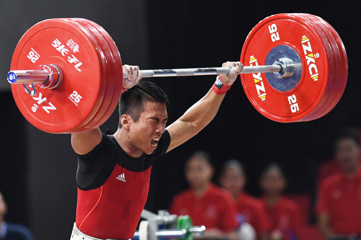 Deni merupakan lifter andalan Indonesia di kelas 67 kg, dengan catatan prestasi pernah meraih emas SEA Games 2015, kemudian meraih peringkat ke-4 Asian Games 2014. Selanjutnya meraih peringkat ke-11 Olimpiade 2012, peringkat ke-12 tahun 2016, serta terakhir mencapai peringkat ke-7 Asian Games 2018.