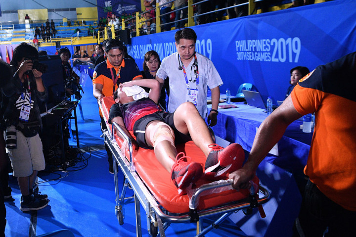 Di partai pertama, Gregoria Mariska Tunjung kalah dari Ratchanock Itanon. Gregoria juga mengalami cedera akibat terpeleset saat mau ngambil dropshot
Intanon. Pemain yg punya panggilan Jorji itu menyerah 13-21, 21-13, dan 14-21. 