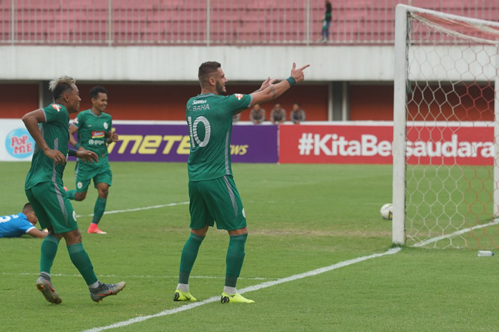 Sleman: PSS Sleman akhirnya memutus rentetan empat kemenangan tanpa kemenangan mereka setelah menaklukkan Badak Lampung dengan skor 5-1 di Stadion Maguwoharjo pada Selasa, 3 Desember 2019. Kemenangan ini membawa PSS naik ke peringkat tujuh dengan koleksi 43 poin dari 30 pertandingan. Antara Foto
