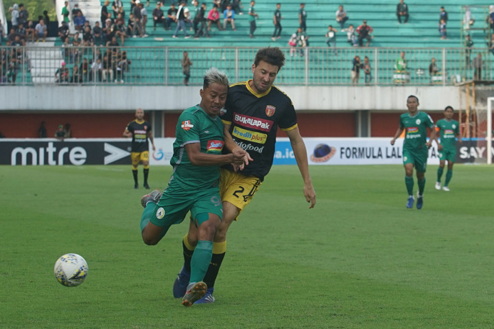 Lalu Haris Tuharea (52), Ocvian Chanigio (56), dan Kushedya Yudo (67). Gol balasan dari Badak Lampung terjadi pada menit ke-76 lewat aksi Aulia Hidayat. Antara Foto/Andreas Fitri Atmoko