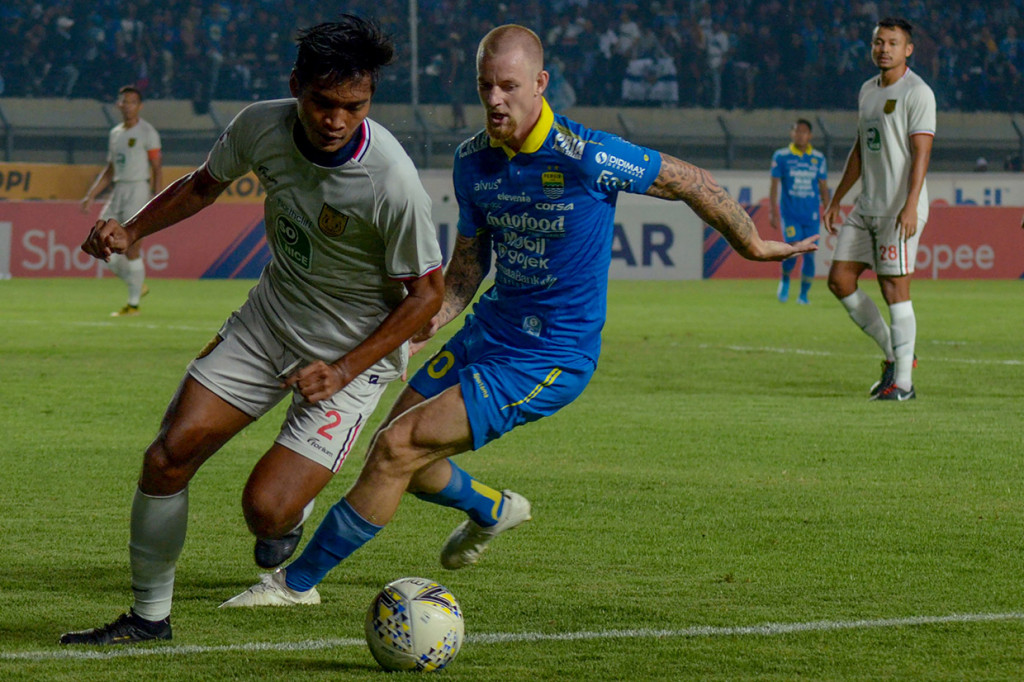 Sementara Persib Bandung secara mengejutkan kalah dari Persela Lamongan. Bermain di hadapan suporter sendiri, di Stadion Si Jalak Harupat, Maung Bandung menyerah dua gol tanpa balas. Antara Foto/Raisan Al Farisi