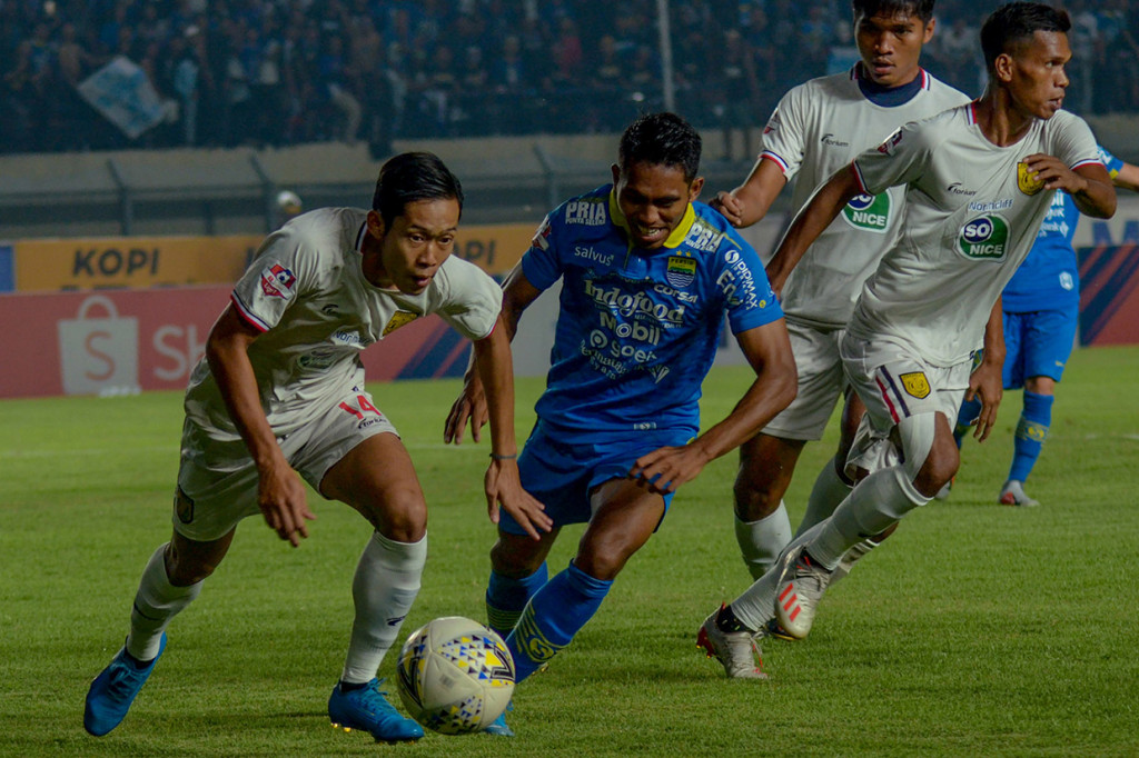 Gol pertama Persela terjadi lewat sundulan Rafael Gomes pada menit ke-12. Lalu gol kedua dikemas oleh bek Persib, Ahmad Jufriyanto, pada menit ke-56 atau aksi bunuh diri. Antara Foto/Raisan Al Farisi
