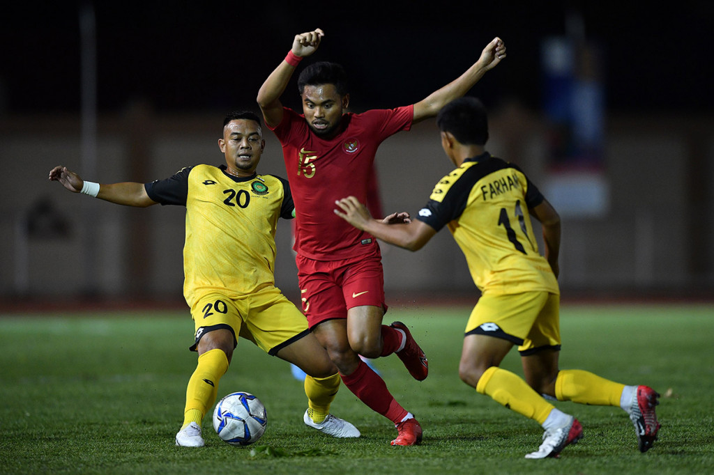 Pemain Timnas Indonesia Saddil Ramdani (tengah) menggiring bola dibayangi pemain Timnas Brunei Darussalam Adi Bin Said (kiri) dan Muhammad Hanif Farhan dalam pertandingan Grup B SEA Games 2019 di Stadion Sepak Bola Binan, Laguna, Filipina.