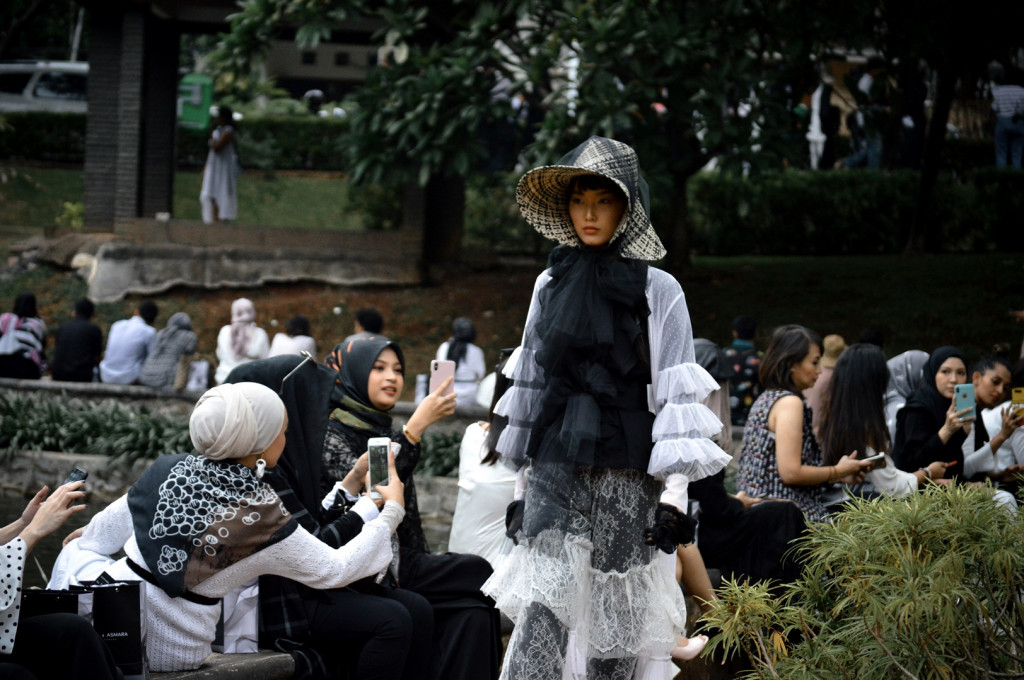 Detail cantik renda, pita, fringe, ruffle berpadu dengan warna monokrom. (Foto: Dok. Gaya.id/Khalishah Nuramalina)