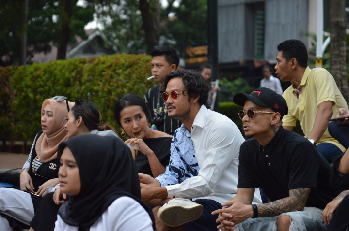 Salah satu undangan dalam acara runway Sorabel X Asmara, yaitu Widi Mulia dan Dwi Sasono. (Foto: Dok. Gaya.id/Khalishah Nuramalina)