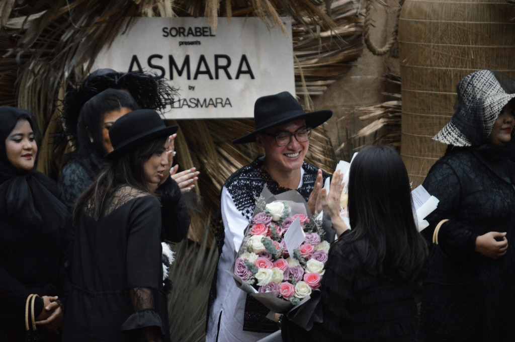 Menyuguhkan 20 busana berpalet monokrom, feminin namun edgy dengan renda yang menerawang. (Foto: Dok. Gaya.id/Khalishah Nuramalina)