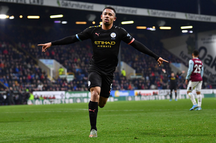 Terus menyerang, The Citizens akhirnya berhasil membuka keunggulan pada menit ke-24 lewat sepakan melengkung Gabriel Jesus. 