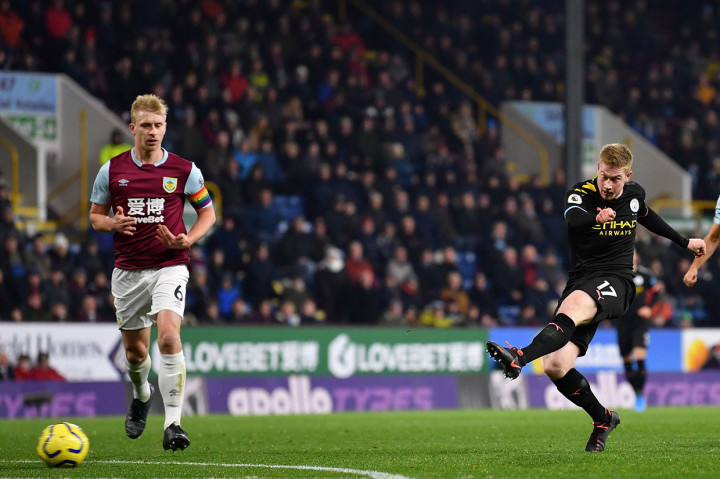 Sepakan Kevin De Bruyne belum menemui sasaran. Skor 1-0 bertahan hingga jeda.