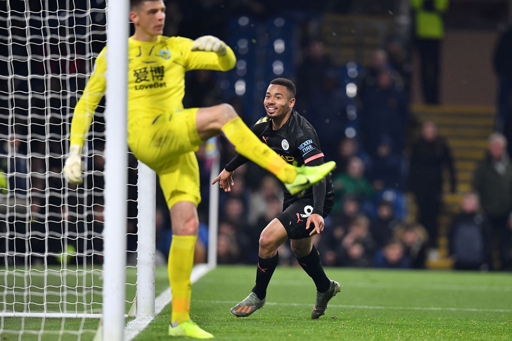 Pada menit ke-50 Gabriel Jesus kembali mencatatkan namanya di papan skor untuk membawa timnya unggul 2-0.
