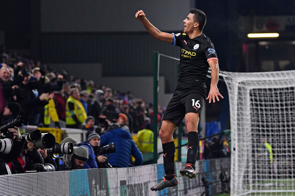 City memperbesar keunggulan menjadi 3-0 pada menit ke-68 lewat sepakan spektakuler Rodri dari luar kotak penalti.