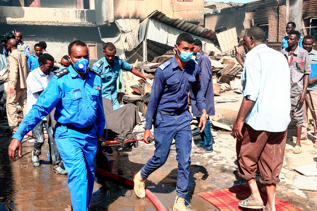 Komite dokter yang terkait dengan gerakan protes Sudan mengatakan korban dibawa ke beberapa rumah sakit dan mendesak dokter yang tidak bertugas untuk membantu.