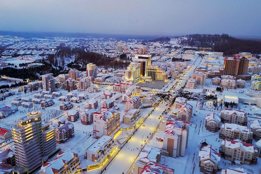 Ribuan pekerja dikerahkan untuk menggarap situs itu selama konstruksi, banyak dari mereka adalah tentara. Sebagian besar tentara Korut dikhususkan untuk konstruksi. KCNA melaporkan sebelumnya bahwa mahasiswa juga dikirim untuk bekerja pada proyek itu selama liburan. Sementara para diplomat mengatakan anak-anak juga telah dikerahkan.