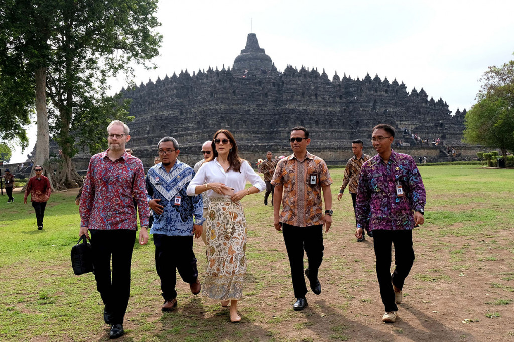 Puteri mahkota Kerajaan Denmark Mary Elizabeth Donaldson mengunjungi candi Borobudur, Magelang, Jawa Tengah, Rabu, 4 Denmark 2019.