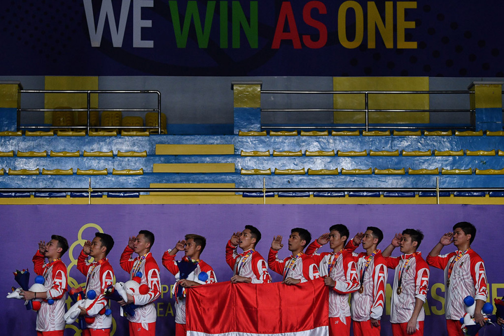 Tim bulu tangkis putra Indonesia menyanyikan lagu Indonesia Raya seusai penyerahan medali emas nomor beregu putra SEA Games 2019, Rabu, 4 Desember 2019. Tim bulu tangkis beregu putra Indonesia meraih medali emas setelah mengalahkan Malaysia dengan skor 3-1.