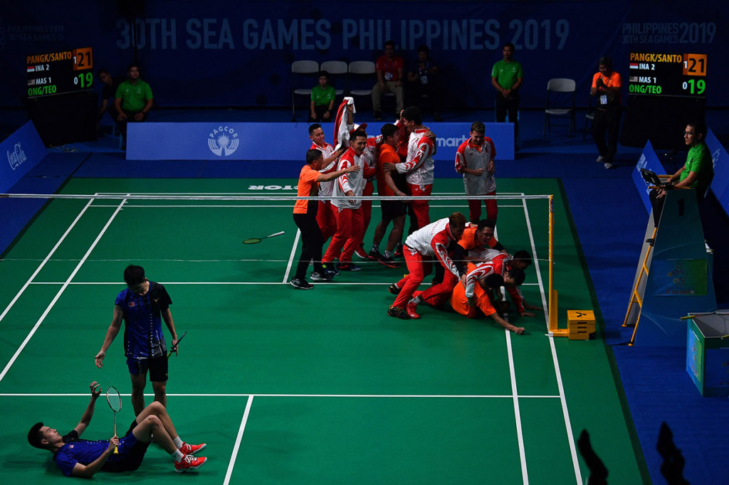 Pasangan Wahyu Nayaka Arya Pankaryanira/Ade Yusuf yang turun pada partai keempat memastikan medali emas untuk Indonesia lewat kemenangan 21-16 dan 21-19 atas Ong Yew Sin/Teo Ee Yi.