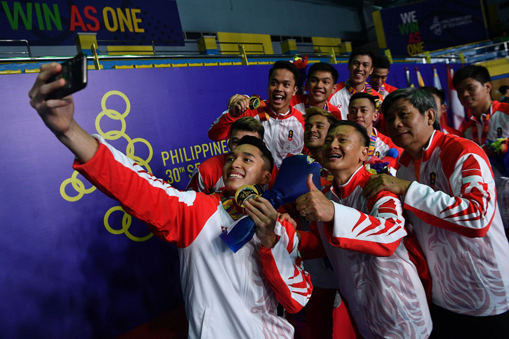 Timnas bulu tangkis putra Indonesia melakukan swafoto seusai menjuarai nomor beregu putra SEA Games 2019 di Kompleks Olahraga Muntinlupa, Manila, Filipina.