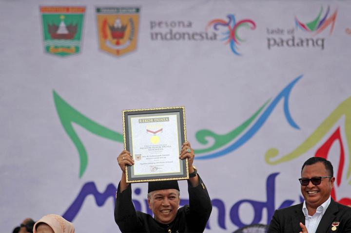 Bupati Tanah Datar Irdinansyah Tarmizi (Kiri) mengangkat piagam Museum Rekor Dunia Indonesia (MURI) 