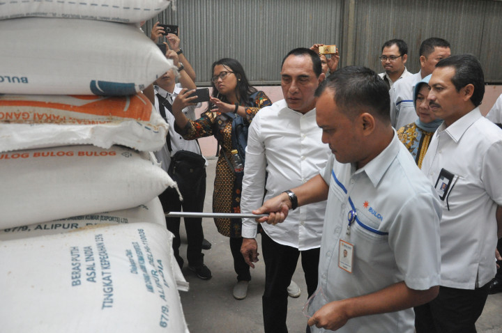 Gubernur Sumut Edy Rahmayadi menyaksikan petugas Bulog mengambil sampel beras saat melakukan sidak bahan pangan pokok di gudang penyimpanan Bulog Medan, Sumatera Utara.