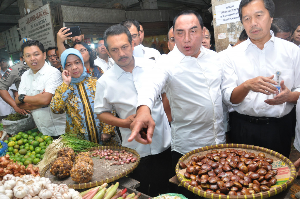 Sidak tersebut untuk mengetahui berbagai harga kebutuhan pokok di pasar menjelang perayaan Natal dan Tahun Baru 2020.