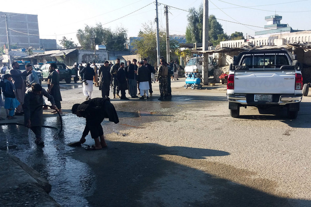 Warga Jalalabad, Auzubillah, mengatakan bahwa ia mendengar tembakan sekitar pukul 08:00 waktu setempat. 