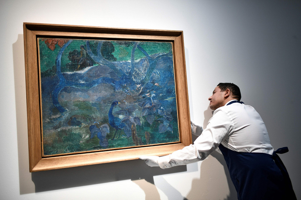 Karya yang menggambarkan burung dan bunga dalam warna palet biru dan hijau itu dilelang di balai lelang Paris.