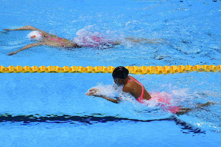 Perenang Indonesia Permatahani Azzahra memacu kecepatannya pada Final Renang Medley 200 meter Putri SEA Games ke-30 di New Clark City Aquatic Center, Filipina.