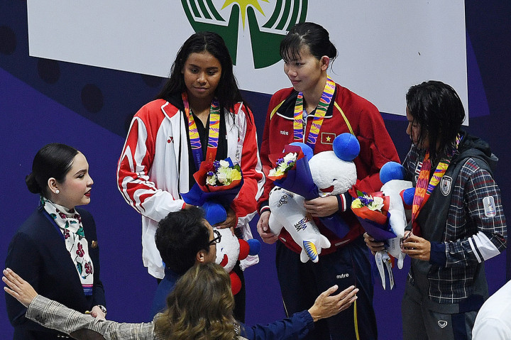 Perenang Indonesia Permatahani Azzahra (kiri atas) perenang Vietnam Nguyen Thi Anh Vien (tengah atas) dan perenang Thailand Phoijamjumrus Jinjutha (kanan atas) mengikuti upacara penganugerahan medali juara Renang Medley 200 meter Putri SEA Games ke-30 di New Clark City Aquatic Center, Filipina.