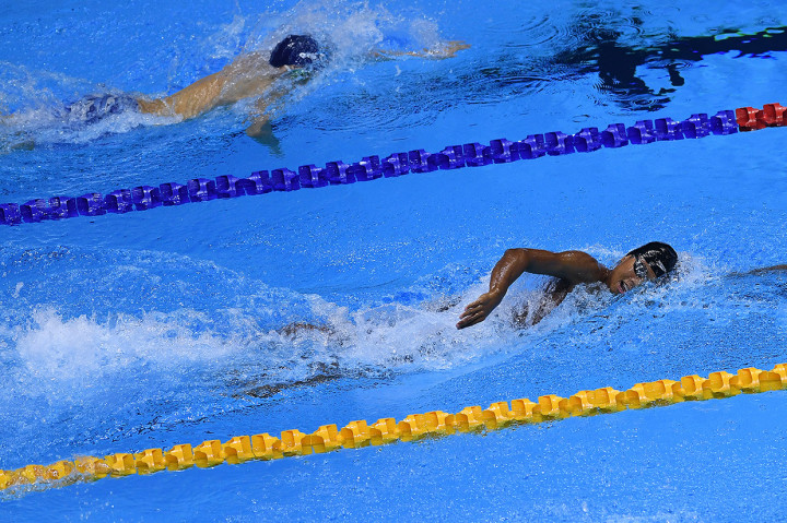 Perenang Indonesia Prawira Aflah (kanan) memacu kecepatannya pada Final Renang Gaya Bebas 400 meter Putra SEA Games ke-30 di New Clark City Aquatic Center, Filipina.
