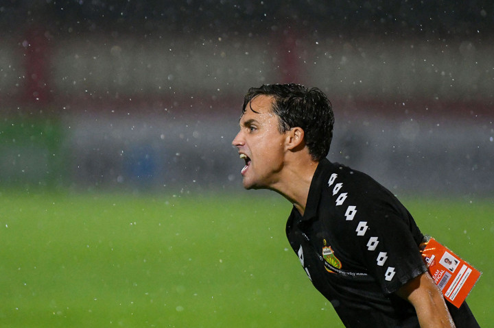 Pelatih kepala Bhayangkara FC Paul Christopher Munster berteriak memberikan instruksi pada anak didiknya ketika melawan Persija Jakarta dalam lanjutan Liga-1 Indonesia di Stadion PTIK, Jakarta. Antara Foto/M Risyal Hidayat
