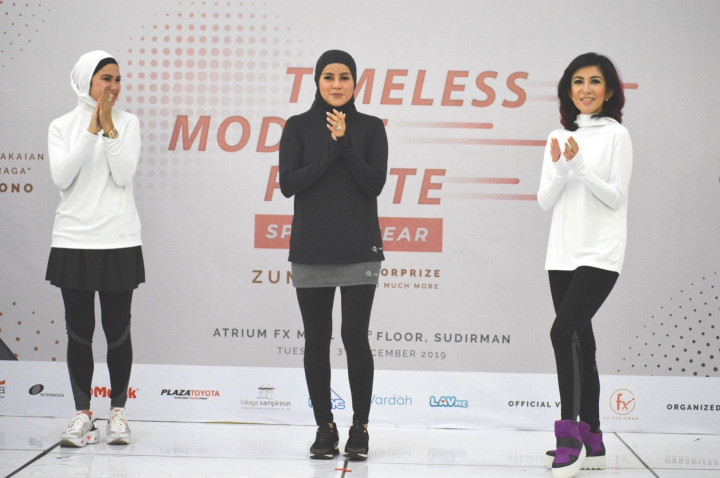 Olla mengajak sahabatnya, Sonia Wibisono dan sebuah perusahaan pembuat pakaian olahraga terpercaya dengan Brand LeeVierra Modest dari PT. Trinitas Mulia Abadi (TMA) membuat Muslim Sportswear. (Foto: Dok. Gaya.id/Khalishah Nuramalina)