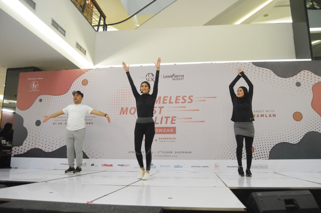 Olla saat Zumba bersama di acara Launching LeeVierra Modest di FX Sudirman, Jakarta, Selasa (3/11). (Foto: Dok. Gaya.id/Khalishah Nuramalina)