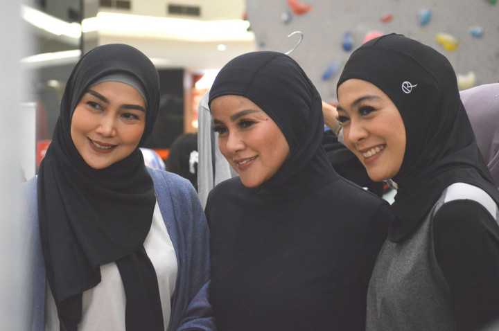 Fenita Arie dan Dian Ayu Lestari hadir untuk memberi dukungan kepada sahabatnya pada saat Launching Muslim Sportswear kolaborasi Olla Ramlan dengan LeeVierra Modest.  (Foto: Dok. Gaya.id/Khalishah Nuramalina)