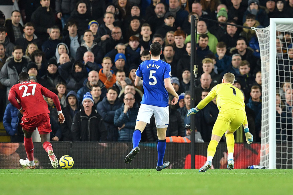 Enam menit babak pertama berjalan, Origi, pemain timnas Belgia membuka skor setelah menerima umpan terobosan dari Sadio Mane.