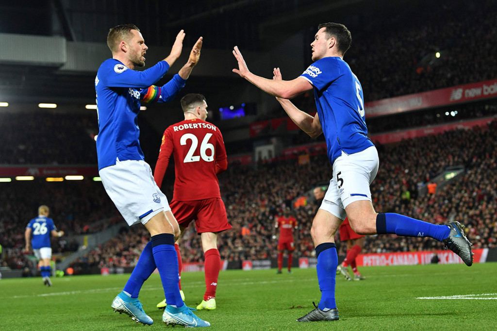 Empat menit berselang Everton memperkecil ketertinggalan lewat Michael Keane memanfaatkan kelengahan pertahanan tuan rumah. 