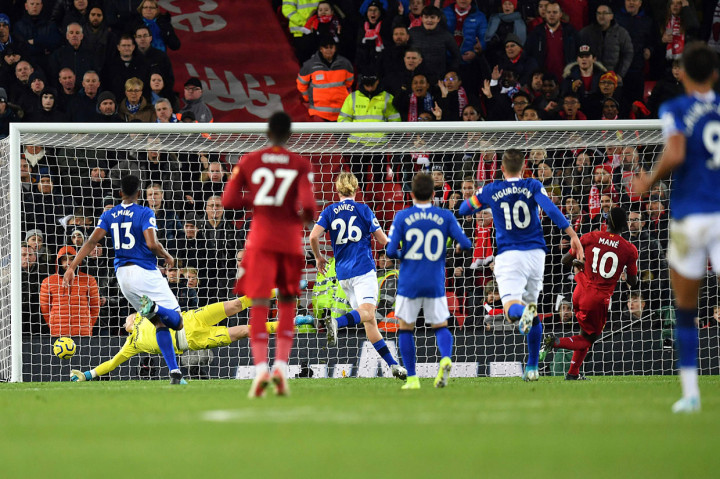 Gol Sadio Mane pada akhir babak pertama membuat kedudukan menjadi 4-1, sebelum Everton kembali memperkecil kedudukan lewat Richarlison. Babak pertama berakhir dengan kedudukan 4-2 untuk Liverpool.