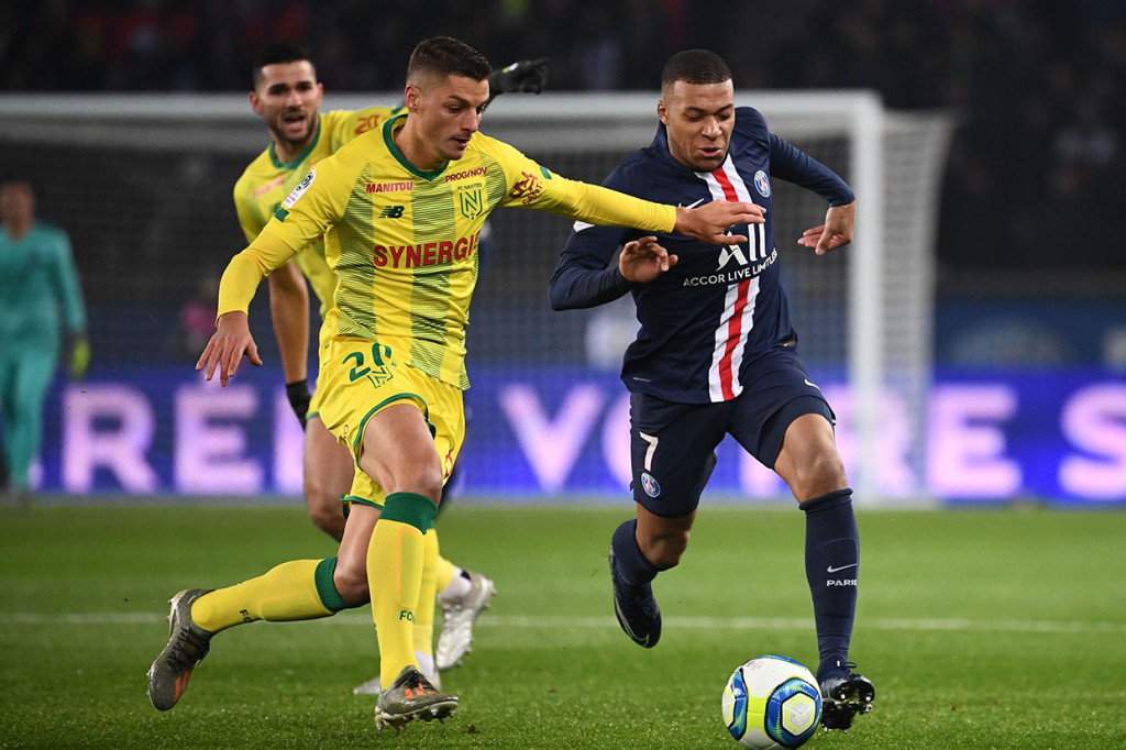 Pertandingan kedua tim berjalan monoton di awal laga. Meski menguasai jalannya pertandingan, serangan-serangan PSG patah sebelum sampai ke kotak penalti.