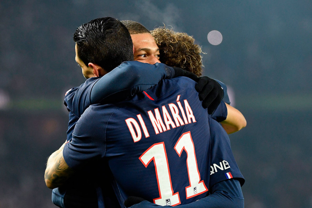 Mbappe melakukan selebrasi bersama rekan-rekan setimnya.