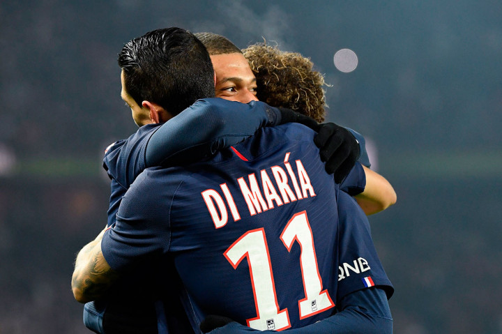 Mbappe melakukan selebrasi bersama rekan-rekan setimnya.