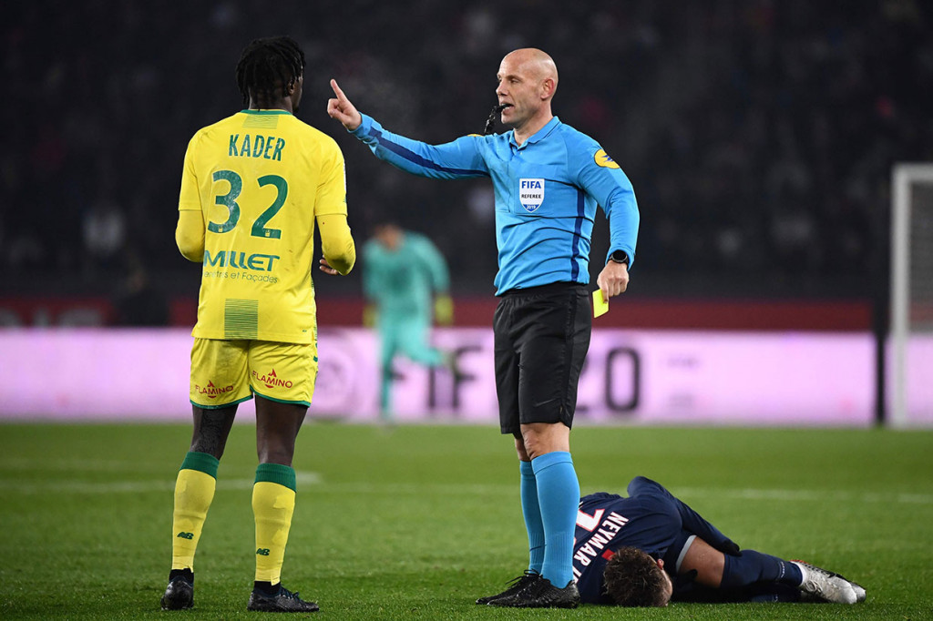 Abdoul Kader Bamba mendapat kartu kuning karena melakukan pelanggaran terhadap Neymar.